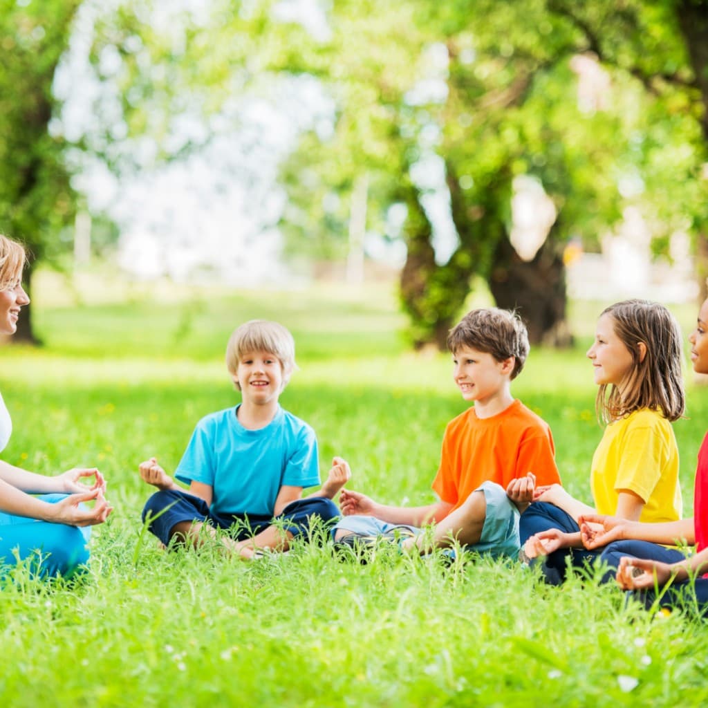 Enfant les bras ouverts, les yeux fermés, savourant un moment de sérénité dans la nature
