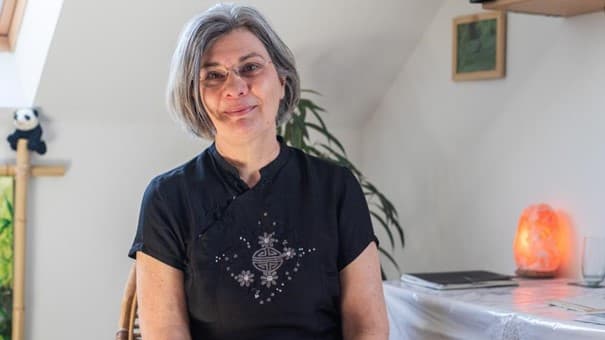 Sylvie, sophrologue, dans son espace de consultation chaleureux et lumineux
